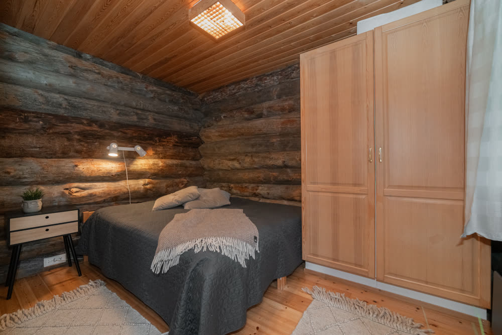 Bedroom against exposed log walls