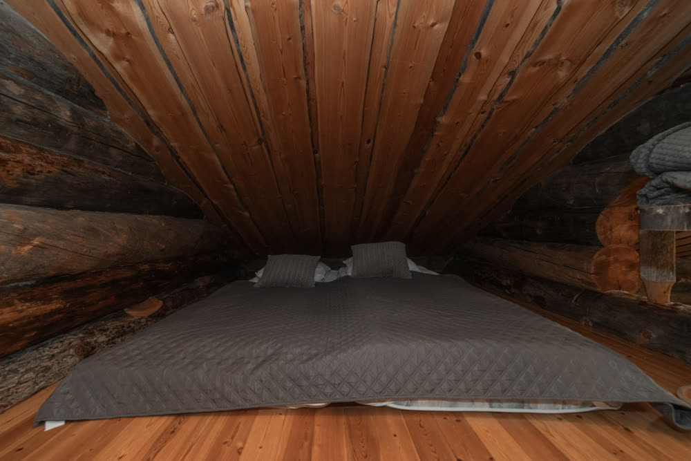 Sleeping loft under the roof beams